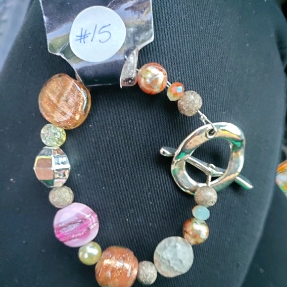 Handmade bracelet with resin beads - Picture 4 of 10